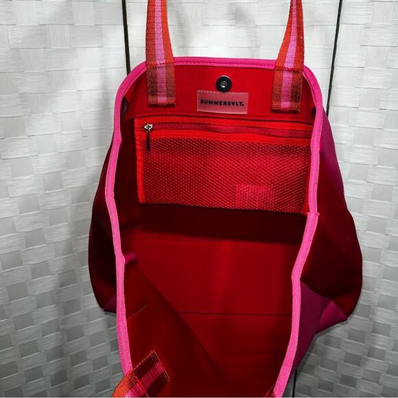 Summersalt x FABFITFUN Neoprene Beach Tote Bag Hot Pink Red - Picture 11 of 14